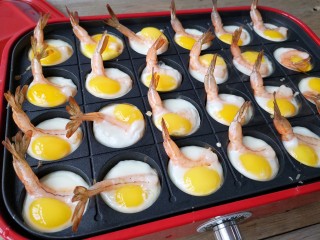 11、虾扯蛋,加盖中火加热3分钟左右。