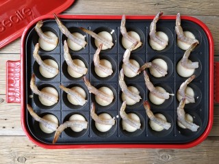 9、虾扯蛋,在粉糊上放上处理好的虾。