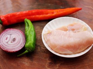 1、时蔬孜然烤鸡肉串,首先备齐所有做串串的食材。