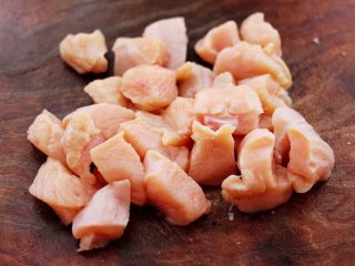 2、时蔬孜然烤鸡肉串,把鸡胸肉洗净后，用刀切成小块。