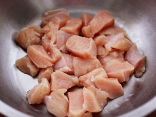 3、时蔬孜然烤鸡肉串,把切块的鸡胸肉，放入一个大一点的容器里。
