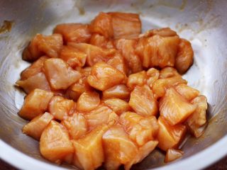 5、时蔬孜然烤鸡肉串,把鸡胸肉和所有调料，混合拌匀后腌制1个小时。