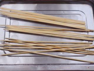 7、时蔬孜然烤鸡肉串,竹签提前用清水浸泡半个小时。