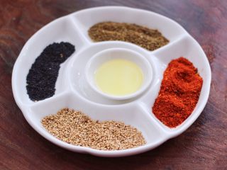 8、时蔬孜然烤鸡肉串,准备好喜欢吃的调料，孜然和辣椒粉，黑白芝麻。