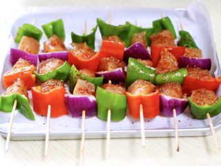 10、时蔬孜然烤鸡肉串,再撒上辣椒粉和孜然粉，撒上芝麻。