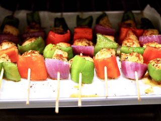 13、时蔬孜然烤鸡肉串,香喷喷又好吃的时蔬孜然烤鸡肉串出炉咯。