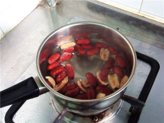 4、秋冬季养胃暖身最佳饮品--姜枣奶茶,煮沸后加入大枣（如果用生姜，水烧开煮沸后先加入姜片，略煮一会儿，水中能闻到浓郁的生姜味即可，再加入大枣）。