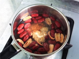 5、秋冬季养胃暖身最佳饮品--姜枣奶茶,再放入姜粉和肉桂粉。