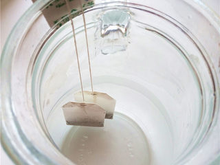 7、秋冬季养胃暖身最佳饮品--姜枣奶茶,将红茶包固定好，使得茶包刚好能浸泡在茶水中（我选用的茶具比较高，用小夹子固定在边缘了）