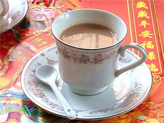 15、秋冬季养胃暖身最佳饮品--姜枣奶茶,把做好的奶茶倒入自己喜欢的茶杯中，让我们享受这温暖的下午茶吧。