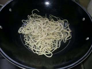 3、云吞汤面,将面倒入锅中、煮2沸即捞出。