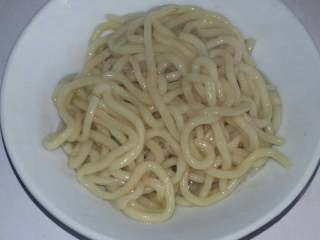 4、云吞汤面,装入碟中备用。