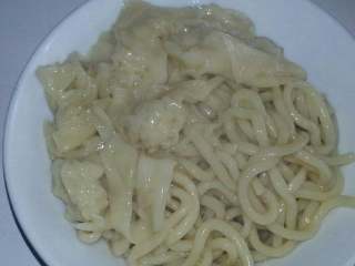 6、云吞汤面,然后将云吞倒入面中即可。