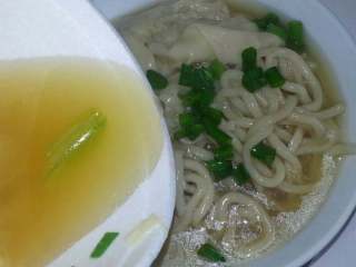 8、云吞汤面,将汤倒入面中、淋上几粒葱花与胡椒粉少些。