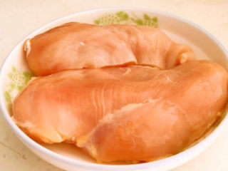 1、手撕鸡胸肉,把鸡大胸肉清洗干净