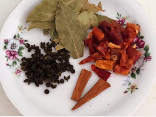 4、手撕鸡胸肉,准备干调料：香叶，干红辣椒段，桂皮和花椒粒