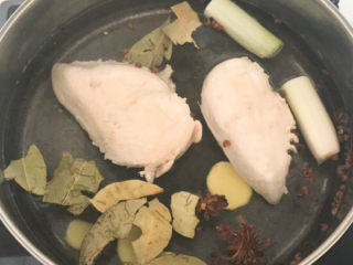 6、手撕鸡胸肉,锅里加入清水，加入干调料，加入料酒，煮五分钟后加入鸡胸肉