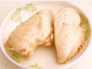 8、手撕鸡胸肉,把煮好的鸡胸肉捞出来