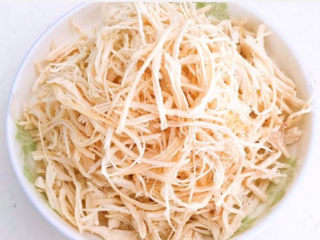 9、手撕鸡胸肉,晾凉后撕成细丝