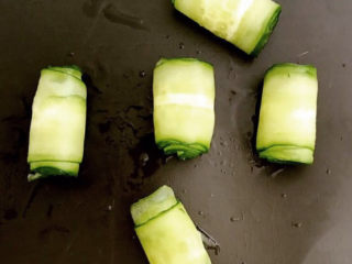 13、手撕鸡胸肉,把黄瓜用削皮刀削成薄片，然后卷起来