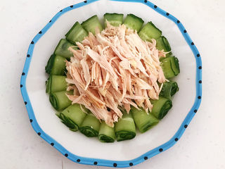 15、手撕鸡胸肉,把鸡胸肉丝放在葱丝上面