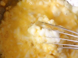 4、山药饼,加入两个鸡蛋