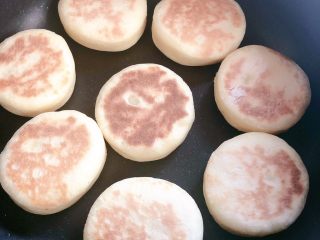 15、山药饼,翻面继续盖盖两分钟，时间长短自己把握哈…