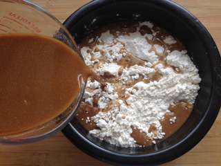 5、红糖馒头,把红糖酵母水倒进面粉里