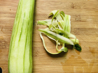 2、蒜蓉蒸丝瓜,丝瓜洗净去皮