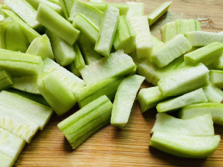 3、蒜蓉蒸丝瓜,切寸段