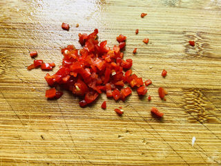 5、蒜蓉蒸丝瓜,辣椒切丁