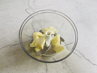 6、蒜蓉蒸丝瓜,蒜头去皮放入料理机中打碎