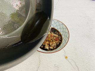 14、蒜蓉蒸丝瓜,倒入热油