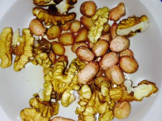 1、花生核桃露,花生核桃仁泡水20分钟