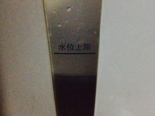 2、花生核桃露,如图放进豆浆机，加水至下水位线