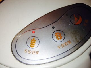 3、花生核桃露,如图插上电源，按下五谷豆浆健
