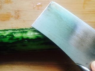6、凉拌菜～拍黄瓜,用刀背在黄瓜上面拍几下