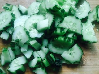 8、凉拌菜～拍黄瓜,切好的黄瓜，如图所示