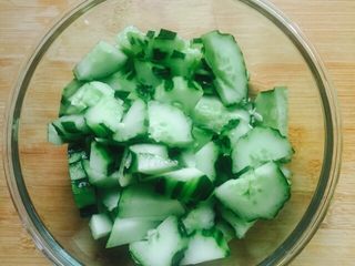 9、凉拌菜～拍黄瓜,放入沙拉碗里