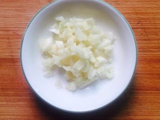 10、凉拌菜～拍黄瓜,大蒜去皮拍碎剁成蒜末