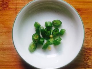 12、凉拌菜～拍黄瓜,小米椒切圈备用