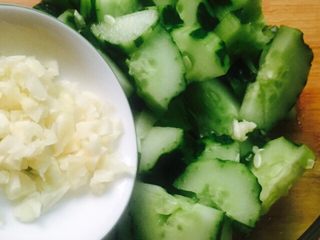 13、凉拌菜～拍黄瓜,将蒜末倒入装黄瓜的沙拉碗里