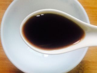 16、凉拌菜～拍黄瓜,取一个碗加入两勺香醋