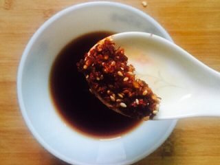 20、凉拌菜～拍黄瓜,适量的辣椒油（辣椒油是同事自己做的，送给我的）