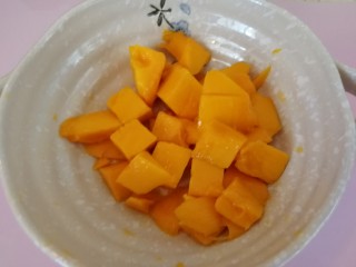 4、百香果+芒果苹果汁,切好的芒果