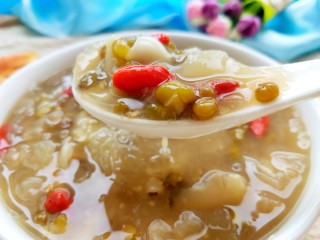 1、绿豆百合银耳羹,美美图片来一张，满满的胶原蛋白。