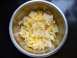 4、绿豆百合银耳羹,银耳用剪刀剪成碎块。