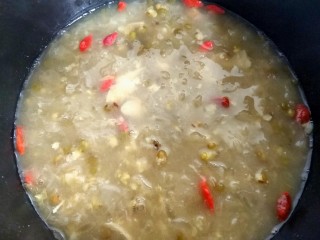 8、绿豆百合银耳羹,搅拌至冰糖融化。