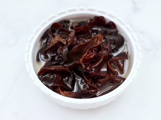 2、海鲜木耳豆腐羹,木耳提前洗净后进行泡发。