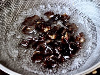 6、海鲜木耳豆腐羹,同时把泡发好的木耳也焯一下水。